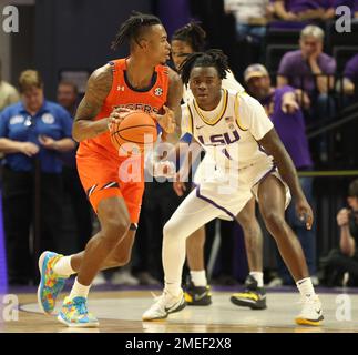 Baton Rouge, États-Unis. 18th janvier 2023. Le garde d'Auburn, Allen Flanigan (22), essaie de passer le garde de LSU, Cam Hayes (1), lors d'un match de basket-ball universitaire au Pete Maravich Assembly Center à bâton-Rouge, en Louisiane, mercredi, 18 janvier 2022. (Photo de Peter G. Forest/Sipa USA) crédit: SIPA USA/Alay Live News Banque D'Images