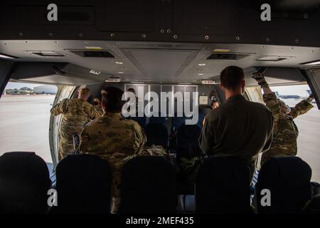 ÉTATS-UNIS Des aviateurs de l'escadron d'évacuation aéromédical 60th s'entraînent sur une KC-46A Pegasus, affectée à l'escadre de ravitaillement en vol 22nd de la base aérienne McConnell, Kansas, à la base aérienne de Travis, Californie, le 16 août 2022. Outre le ravitaillement en vol, le KC-46A peut accueillir une charge mixte de passagers, d'évacuation aéromédicale et de transport de marchandises. Banque D'Images