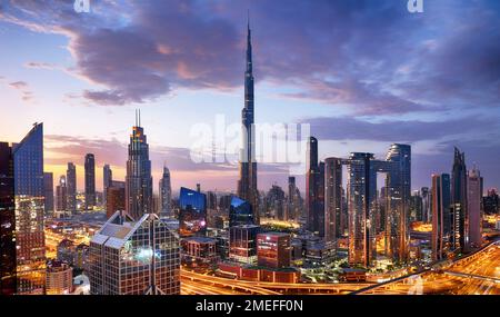 Burj Khalifa Skyline à Dubaï au coucher du soleil spectaculaire - vue aérienne, Émirats arabes Unis Banque D'Images