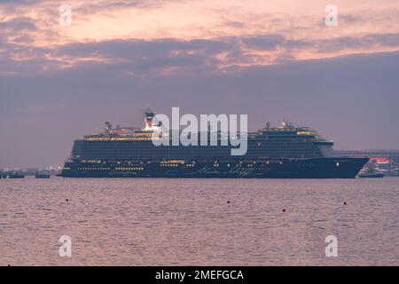 Paquebot de croisière sur l'océan main Schiff 2 amarré dans le port de Mina Doha Banque D'Images