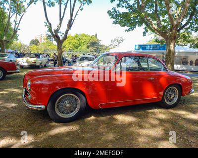 Vieux sport rouge 1954 Alfa Romeo 1900 SS Superleggera Carrozzeria Touring coupé dans un parc. Nature, herbe, arbres. Autoclasica 2022 Classic car show. Banque D'Images