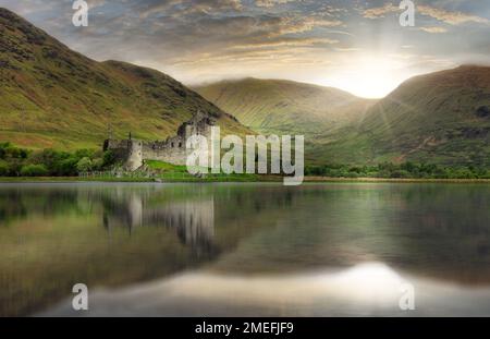 Château de Kilchurn avec réflexion dans l'eau au coucher du soleil spectaculaire, paysage de Nice-Écosse Banque D'Images