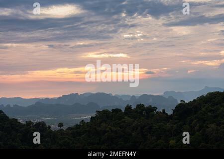 La vue depuis le temple de la grotte du tigre sur les montagnes et les jungles à Krabi, en Thaïlande pendant le coucher du soleil Banque D'Images