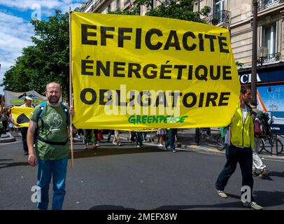 Paris, FRANCE - démonstration de l'énergie nucléaire par Environmental N.G. O's. Greenpeace, hommes tenant la bannière de protestation, Banque D'Images