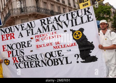 Paris, FRANCE - démonstration de l'énergie nucléaire par Environmental N.G. O's. Homme tenant une bannière de protestation, PS-48439 Banque D'Images