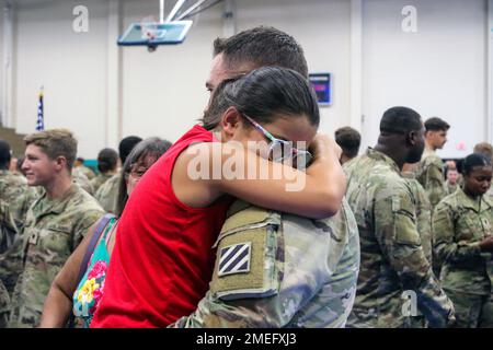 Un soldat affecté au 1st Bataillon, 64th Armour Regiment, 1st Armored Brigade combat Team, 3rd Infantry Division, se réunit avec sa famille lors d'une des cérémonies de bienvenue à fort Stewart, Géorgie, le 16 août 2022. Les 1st soldats de l'ABCT ont été déployés en Allemagne pour soutenir les alliés de l'OTAN afin de dissuader l'agression russe tout en soutenant une série d'autres exigences dans la région. Banque D'Images