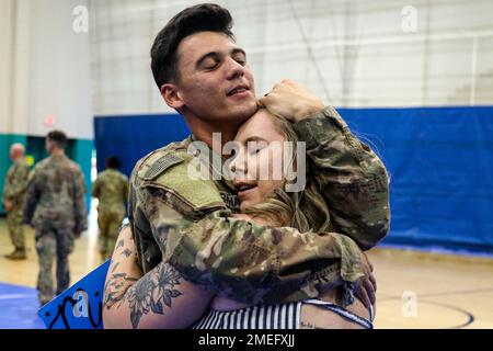 Le Sgt Brice Markham, un scout de cavalerie affecté au 1st Bataillon, 64th Armour Regiment, 1st Armored Brigade combat Team, 3rd Infantry Division, se réunit avec son épouse lors de l'une des nombreuses cérémonies de bienvenue à fort Stewart, en Géorgie, le 16 août 2022. Les 1st soldats de l'ABCT ont été déployés en Allemagne pour soutenir les alliés de l'OTAN afin de dissuader l'agression russe tout en soutenant une série d'autres exigences dans la région. Banque D'Images