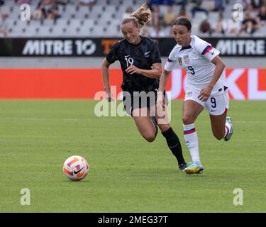 Auckland, Nouvelle-Zélande. 21st janvier 2023. Auckland, Nouvelle-Zélande, 21 janvier 2023: Mallory Swanson (9 Etats-Unis) et Liz Anton (19 Nouvelle-Zélande) course pour le ballon pendant l'International friendly entre les Etats-Unis et la Nouvelle-Zélande football Ferns à Eden Park à Auckland, Nouvelle-Zélande. (Joe SERCI/SPP) crédit: SPP Sport presse photo. /Alamy Live News Banque D'Images