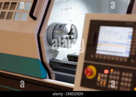 Tour CNC avec broche de rotation. Mise au point sélective. Banque D'Images