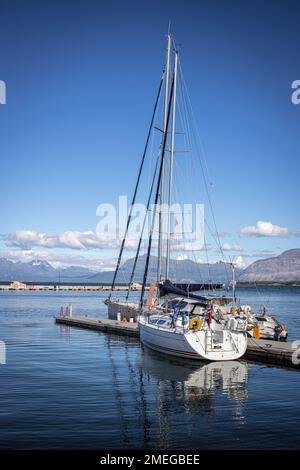 Bateaux dans le port de Harstad, Hinnøya, Troms og Finnmark, Norvège Banque D'Images