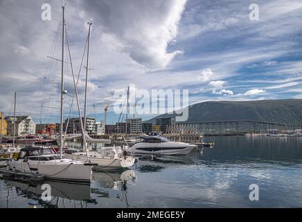 Bateaux dans le port de Tromso, Norvège Banque D'Images