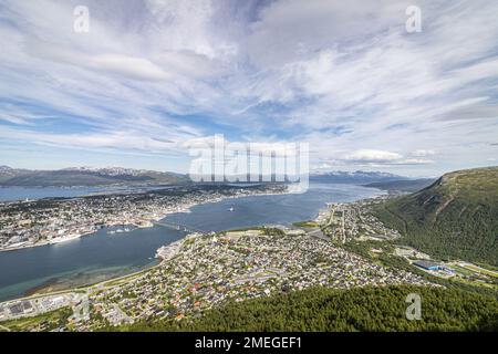 Vue sur Tromso depuis le bord de montagne Storsteinen, au sommet du funiculaire de Fjellheisen, en Norvège Banque D'Images