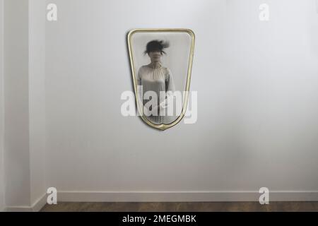 image surréaliste en mouvement d'une femme dans le miroir, concept abstrait Banque D'Images
