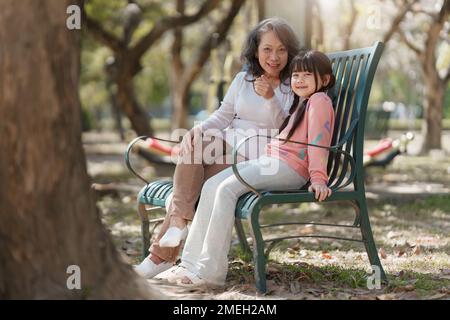 Grand-mère asiatique et petite-fille ayant des activités ensemble parc extérieur. Passe-temps et loisirs, style de vie, vie de famille, concept de bonheur Banque D'Images