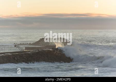 Ondas fortes arrebetam no quebra-mar do Pontão da Ericeira [de fortes vagues se brisent sur le brise-lames de Pontão da Ericeira] Ericeira - Mafra Portugal Banque D'Images