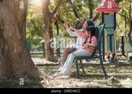 Grand-mère asiatique et petite-fille ayant des activités ensemble parc extérieur. Passe-temps et loisirs, style de vie, vie de famille, concept de bonheur Banque D'Images