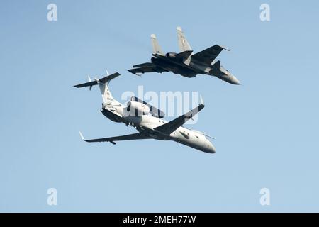 DRDO AEWACS sur un Embraer ERJ 145 et IAF Sukhoi en formation à Airshow Air Force Day. Banque D'Images