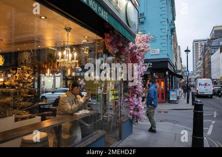 Man est assis à la fenêtre de toi & moi CAFE, Berwick Street, Soho, West End Londres, Angleterre, ROYAUME-UNI Banque D'Images