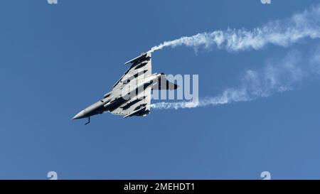 HAL Tejas de l'Indian Air Force effectuant une manœuvre aérobie avec des pistes de fumée. En 90th, lors de la Journée de la Force aérienne indienne Banque D'Images