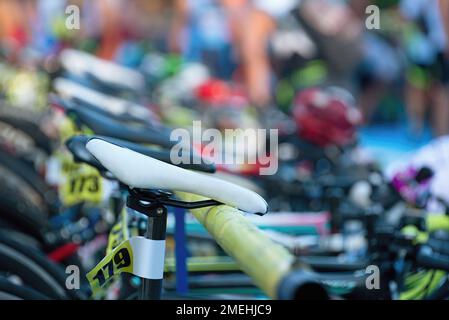 Triathlon la zone de transition.bicyclettes à la station de changement de triathlon Banque D'Images
