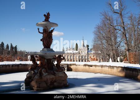 San Ildefonso, Espagne - 4 janvier 2022 : Fontaine des trois Graces dans les jardins du Palais Royal de la Granja de San Ildefonso recouverte de neige sur un su Banque D'Images