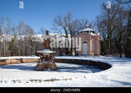 San Ildefonso, Espagne - 4 janvier 2022 : Fontaine des trois Graces dans les jardins du Palais Royal de la Granja de San Ildefonso recouverte de neige sur un su Banque D'Images