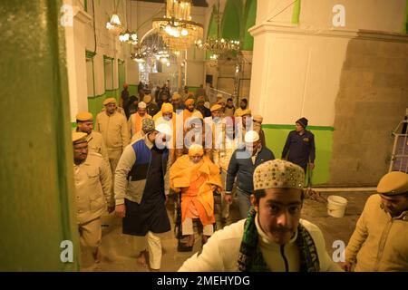 Ajmer, Rajasthan, Inde. 24th janvier 2023. Dargah Dewan (chef spirituel) Syed Zainul Abideen pendant Mehfil et Khusl Ki Rasam pendant l'Urs annuel à Ajmer. (Credit image: © Shaukat Ahmed/Pacific Press via ZUMA Press Wire) USAGE ÉDITORIAL SEULEMENT! Non destiné À un usage commercial ! Crédit : ZUMA Press, Inc./Alay Live News Banque D'Images