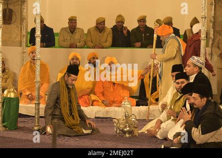 Ajmer, Rajasthan, Inde. 24th janvier 2023. Dargah Dewan (chef spirituel) Syed Zainul Abideen pendant Mehfil et Khusl Ki Rasam pendant l'Urs annuel à Ajmer. (Credit image: © Shaukat Ahmed/Pacific Press via ZUMA Press Wire) USAGE ÉDITORIAL SEULEMENT! Non destiné À un usage commercial ! Crédit : ZUMA Press, Inc./Alay Live News Banque D'Images