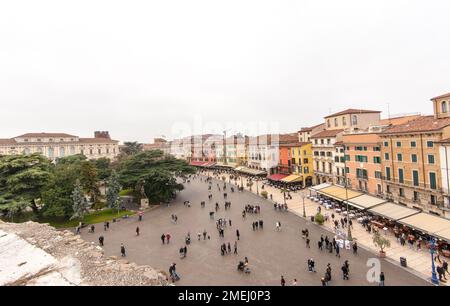 Vue sur la ville de Vérone depuis le sommet de son arène en hiver Banque D'Images