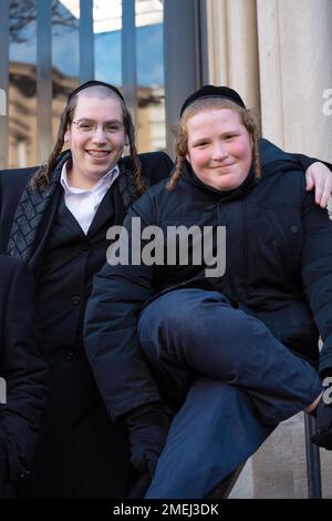 Pendant la récréation, 2 étudiants orthodoxes de yeshiva juive flashent un sourire tout en posant pour une photo sur les pas de leur yeshiva. À Brooklyn, New York. Banque D'Images