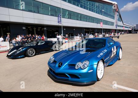 Les supercars se sont alignés devant l'aile, se préparant à la Yokohama Legends Track Parade, au Silverstone Classic 2022 Banque D'Images