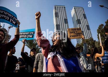 Tel Aviv, Israël. 24th janvier 2023. Les travailleurs israéliens de l'industrie des hautes technologies bloquent la route lors d'une protestation contre le nouveau gouvernement et les réformes à venir. Crédit : Ilia Yefimovich/dpa/Alay Live News Banque D'Images