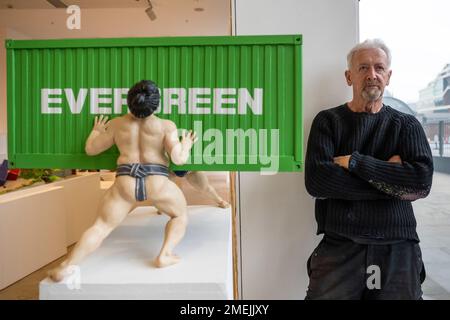 Londres, Royaume-Uni. 25 janvier 2023. David Mach RA pose avec l'une de ses maquettes 'il prend deux (deuxième version)', 2022, à un avant-goût de 'Heavy Metal', sa nouvelle exposition à la galerie Pangolin London à King's Cross. Le spectacle dure jusqu'au 25 mars. Credit: Stephen Chung / Alamy Live News Banque D'Images