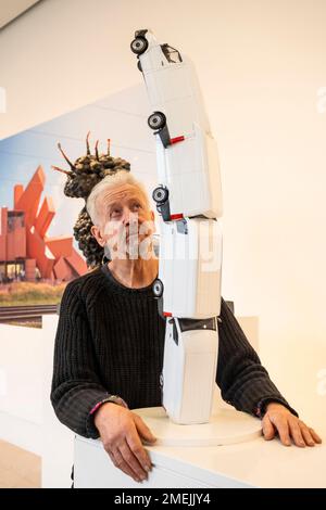 Londres, Royaume-Uni. 25 janvier 2023. David Mach RA pose avec l'une de ses maquettes 'Homage to the White Van Driver', 2022, à un avant-goût de 'Heavy Metal', sa nouvelle exposition à la galerie Pangolin London à King's Cross. Le spectacle dure jusqu'au 25 mars. Credit: Stephen Chung / Alamy Live News Banque D'Images