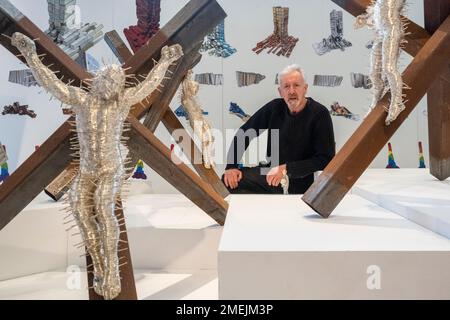 Londres, Royaume-Uni. 24 janvier 2023. David Mach RA pose avec 'Golgotha Maquette', à un aperçu de 'Heavy Metal', sa nouvelle exposition à la galerie Pangolin London à King's Cross. Le spectacle dure jusqu'au 25 mars. Credit: Stephen Chung / Alamy Live News Banque D'Images