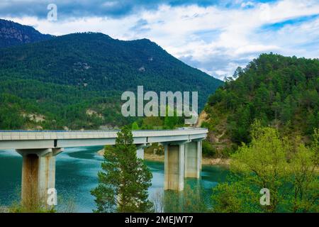 Vista del viaducto que cruza el enbalse de la Llosa de Caball en el Bergueda, Catalogne, Espagne Banque D'Images