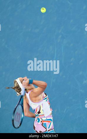 Melbourne, Australie. 24th janvier 2023. Victoria Azarenka, du Bélarus, sert lors de la quarterfinale féminine contre Jessica Pegula, des États-Unis, à l'Open d'Australie au Melbourne Park à Melbourne, en Australie, le 24 janvier 2023. Credit: Bai Xuefei/Xinhua/Alay Live News Banque D'Images