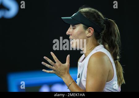Melbourne, Australie. 24th janvier 2023. Jessica Pegula, des États-Unis, réagit lors de la quarterfinale féminine contre Victoria Azarenka, du Bélarus, à l'Open d'Australie, à Melbourne Park, en Australie, le 24 janvier 2023. Credit: Bai Xuefei/Xinhua/Alay Live News Banque D'Images