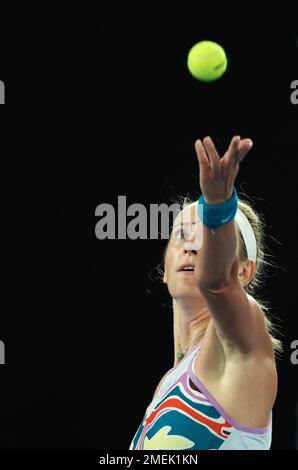 Melbourne, Australie. 24th janvier 2023. Victoria Azarenka, du Bélarus, sert lors de la quarterfinale féminine contre Jessica Pegula, des États-Unis, à l'Open d'Australie au Melbourne Park à Melbourne, en Australie, le 24 janvier 2023. Credit: Bai Xuefei/Xinhua/Alay Live News Banque D'Images