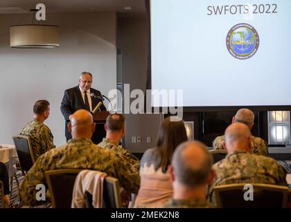 SAN DIEGO (17 août 2022) le secrétaire de la Marine, Carlos Del Toro, s'adresse aux officiers du drapeau lors du Symposium de formation des officiers de drapeau de guerre de surface (SWFOTS). SWFOTS offre aux officiers du pavillon de la communauté de surface l’occasion de discuter des besoins actuels et futurs de la Marine. Banque D'Images