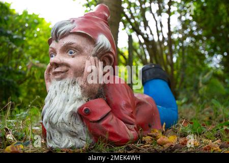 Jardin drôle gnome dans un jardin vert. Banque D'Images