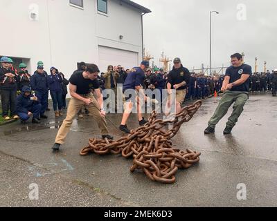 ÉTATS-UNIS Des plongeurs de l'armée tirent une chaîne de 1 740 livres pendant les Jeux Olympiques de l'appel d'offres de bouée à la station de la Garde côtière Juneau, 17 août 2022. Les Jeux Olympiques d'appel d'offres de bouée ont eu lieu à Juneau, en Alaska, dans le cadre du Round annuel d'appel d'offres de bouée de la Garde côtière. La ronde de l'appel d'offres de bouée est un événement d'une semaine qui donne aux participants l'occasion de recevoir une formation spécialisée, de discuter pour améliorer les opérations et de tenir un appel d'offres de bouée pour tester leurs compétences en matelots. Les équipages des Cutters de la Garde côtière Kukui, Cypress, Fir, Anthony petit et Elm ont participé à de multiples événements, dont le cha Banque D'Images