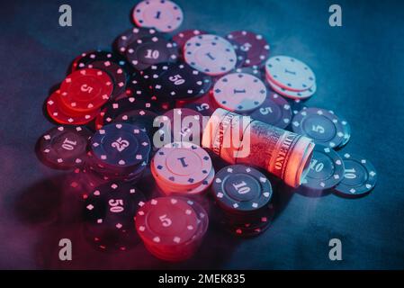 poker. jetons de jeu, mise d'argent placée. gros plan. fumée soufflée sur la photo Banque D'Images