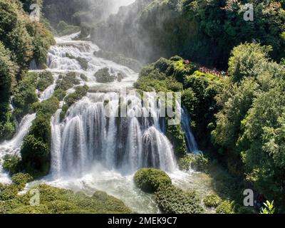 Cascata delle Marmore est une cascade créée par les romains et située près de Terni, en Ombrie, en Italie Banque D'Images