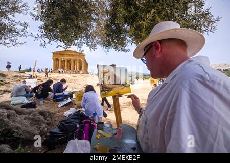 Un artiste peint le Temple de Concordia, Tempio della Concordia, dans la Vallée des temples, Valle dei Templi, un site archéologique d'Agrig Banque D'Images