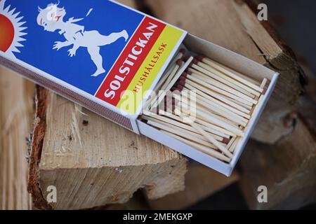 Allumettes et bois de chauffage à un foyer dans une maison pour chauffer la maison. Banque D'Images