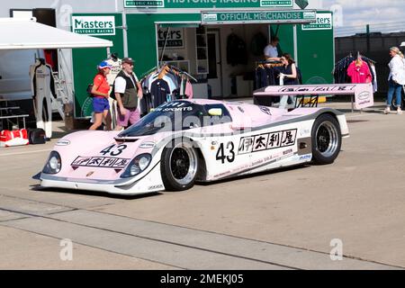 Une Porsche 962 1989/90, conduite en période par Damon Hill, David Hobbs et Steven Andskar dans les 24 heures du Mans, se préparant à une démonstration sur piste Banque D'Images