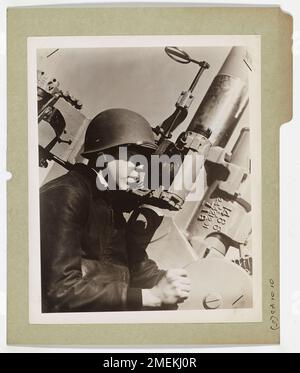 Exercice de bataille. Cette image représente un américain en assistance Coast Guardsman trouvant la gamme de canons antiaériens à une base côtière de la Garde côtière. Banque D'Images