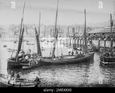 Scarborough, North Yorkshire, Royaume-Uni. Bateaux de pêche dans un port occupé - une photographie amateur prise vers 1900. Banque D'Images