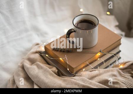 Composition intérieure confortable d'une tasse de café, de livres, de lavande pour une détente idéale à la maison. Banque D'Images